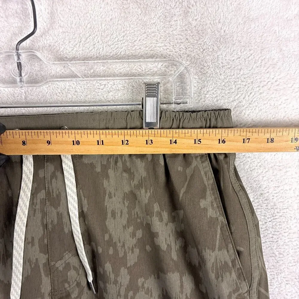 Vuori Shorts Mens M Banks Brown Camo Preppy Gym Running Workout Beach Outdoor